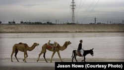 Amyderýanyň üsti bilen Özbegistandan Owganystana elektrik energiýasyny geçirýän liniýalar. 