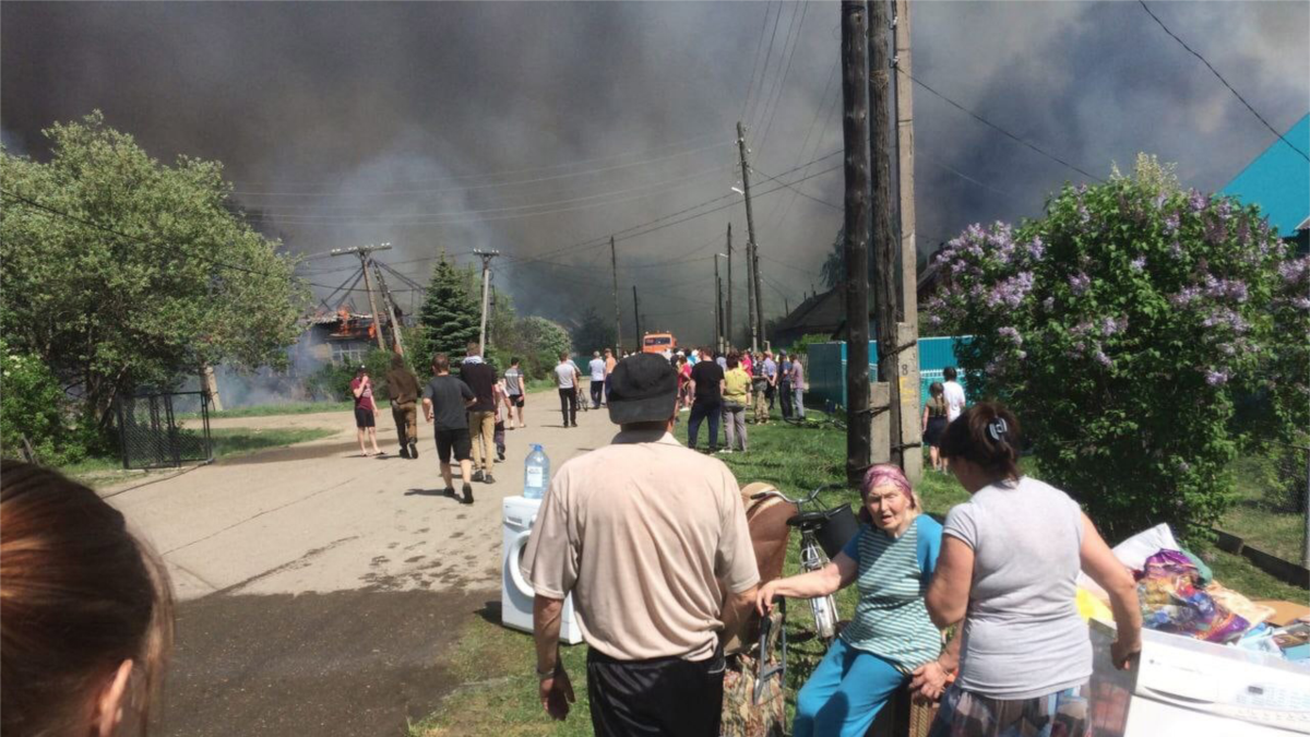 При пожаре в поселке Майна Ульяновской области десятки людей остались без  жилья