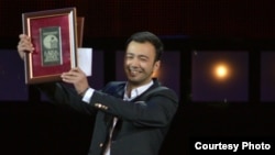 Artist Alisher Uzoqov.