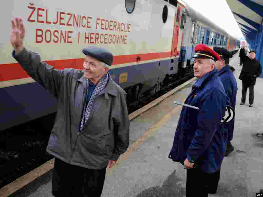 BiH - Vlak Beograd - Sarajevo - Nakon 13 godina, obnovljen je želježnički saobraćaj izmedju Beograda i Sarajeva. Vlak prolazi kroz tri države i sporiji je dva sata od svog predratnog predstavnika. 13.12.2009. 