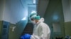 Védőfelszerelést viselő orvos a koronavírussal fertőzött betegek fogadására kialakított intenzív osztályon a Szent János Kórházban 2020. december 9-én