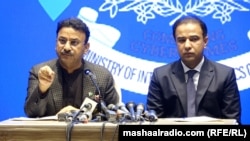 د سیند د کورنیو چارو وزیر ضیا الحسن لنجار (کیڼ لوري ته) د ډېسېمبر پر ۲۵مه په کراچۍ کې د انټرنېټي جرمونو د پلټنو ملي ادارې له رییس طارق نواز سره خبري غونډې ته وینا کوي.