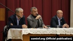 Встреча Анатолия Бибилова (в центре) с жителями Ахалгорского района