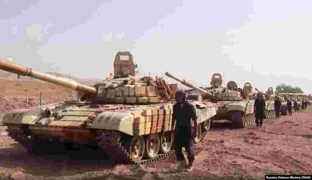 РУСИЈА - Руски тенкови се распоредени во близина на авганистанско-таџикистанската граница во пресрет на воените вежби најавени за наредниот месец. Москва најави воени маневри и во соседен Узбекистан во време на зголемени безбедносни проблеми во Централна Азија додека талибанците освојуваат сè поголеми територии во северен Авганистан.