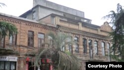 Один из красивейших домов в центре Сухума был построен в начале прошлого века, архитектор его точно не установлен, но известно, что в 1910 году в здании размещалась Сухумская телефонная станция, а позже там обосновалось Сухумское акцизное общество