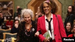 Marqaret Etvud və Bernardin Evaristo