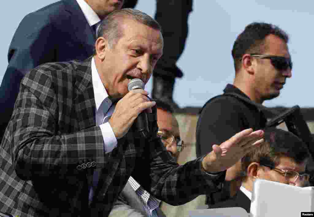 Premijer Erdogan u obraćanju pristalicama u Ankari, 9. juni 2013. Foto: REUTERS / Umit BEKTAS 