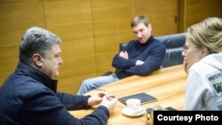 Ксенія Собчак у лютому 2014 року брала інтерв’ю в Петра Порошенка (позаду ще один російський журналіст Антон Красовський)