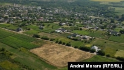 Parcela de pământ uscată este locul fostei gunoiști din satul Stețcani, comuna Miclești, raionul Criuleni, unde în 2024 trebuiau să fie plantați 1.156 de copaci din Fondul Național pentru Mediu
