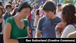 Сара Рэйнсфард (зьлева) падчас запісу інтэрвію, архіўнае фота 