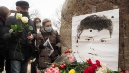 Люди возлагают цветы в годовщину убийства Бориса Немцова, Санкт-Петербург, 27 февраля 2021 года 