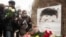 Люди возлагают цветы в годовщину убийства Бориса Немцова, Санкт-Петербург, 27 февраля 2021 года