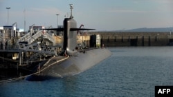 Французская подлодка, способная нести ракеты с ядерными зарядами, на военно-морской базе Иль-Лонг. В отличие от США, России и Китая, в арсенале Франции и Великобритании есть лишь ядерное оружие подводного и воздушного базирования, а не шахты с ракетами дальнего радиуса действия