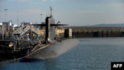 O fotografie realizată pe 5 decembrie 2016 arată un submarin nuclear la baza navală din Ile Longue, în vestul Franței.