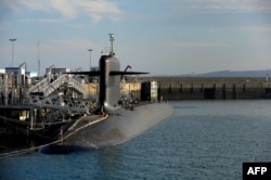 Архівне фото: Французькй атомний підводний човен на базі в Іль-Лонзі на західному узбережжі Франції. На відміну від США, Росії та Китаю, в арсеналі Франції та Британії є лише ядерна зброя підводного і повітряного базування, а не шахти з ракетами далекого радіусу дії