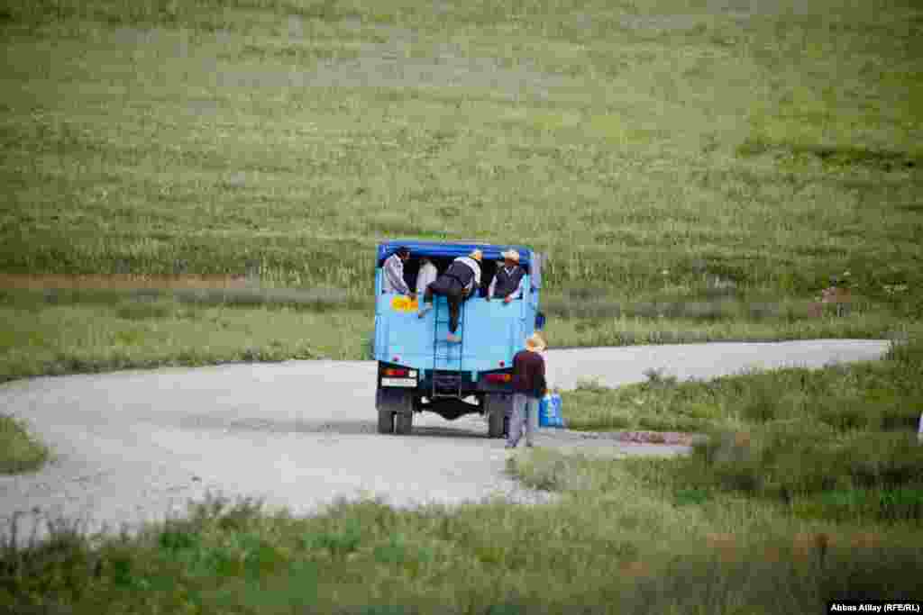 Şamaxı rayonu. Üzümlükdə işdən qayıdan kəndlilər.