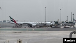 Un avion Emirates la Aeroportul Internațional Dubai, pe fondul conflictului dintre SUA și Israel cu Iranul. Emiratele Arabe Unite sunt o destinație îndrăgită de israelieni.