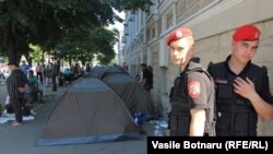 Forțe de ordine și protestatari în fața Ministerului de Interne