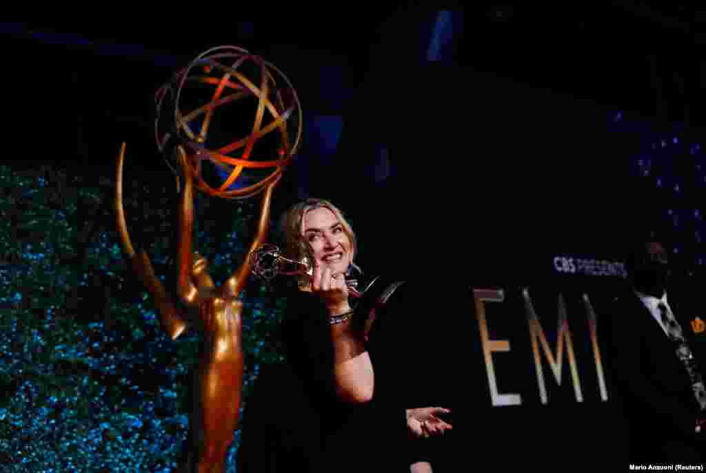 Kate Winslet, az Easttowni rejtélyek (Mare of Easttown) című minisorozatban nyújtott alakításáért vehette át a legjobb női főszereplőnek járó Emmy-díjat szeptember 19-én