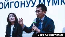 Саясат таануучу Эмилбек Жороев жана профессор Венера Сайпидин "Кууш өтмөк" китебинин таанытымында. 27-март, 2026-жыл.