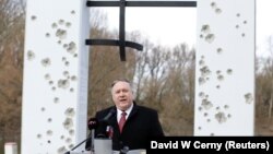 2019 წლის 12 თებერვალი. აშშ-ის სახელმწიფო მდივანი მაიკ პომპეო სლოვაკეთში, "თავისუფლების კარიბჭის" მემორიალთან