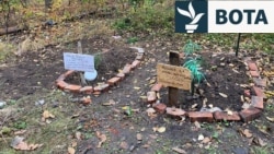 Viktima të varrosura nëpër oborre, teksa Ukraina përballet me sulme të përditshme ruse Viktima të varrosura nëpër oborre, teksa Ukraina përballet me sulme të përditshme ruse