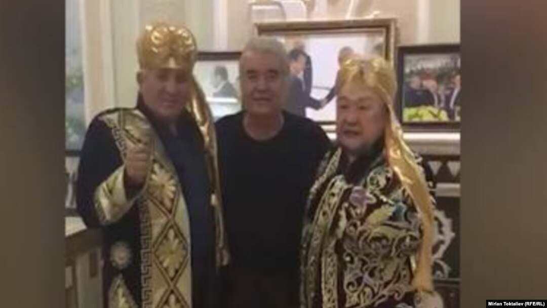 Ижтимоий тармоқларда тарқалган видеодан скриншот. Ўртада Салим Абдувалиев.