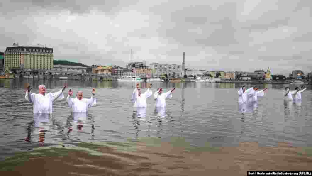 До води першими заходять пастори і читають молитву