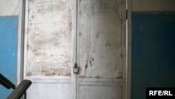 Əmlak Komitəsinin Keşlə qəsəbəsində AXCP-yə təklif etdiyi qərargahın qapısı bağlı qalıb