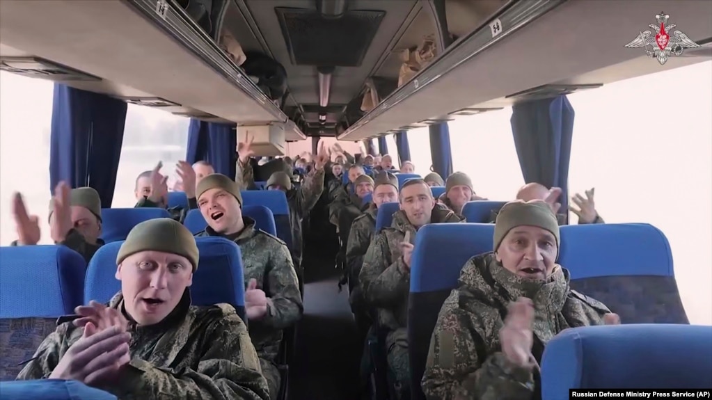 Një grup ushtarësh rusë, pas lirimit të tyre nga Ukraina, më 19 mars.