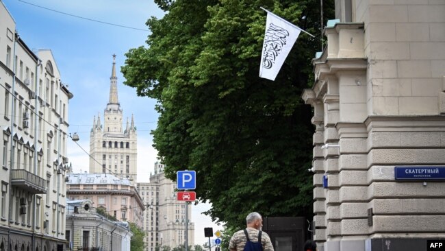 Moskvadakı Əfqanıstan səfirliyinin binası üzərində Əfqanıstan İslam Əmirliyinin bayrağı.