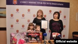 Qırımda ilk analıq sermiyasınıñ sertifikatını Viktoriya Blagoveşçenskaya aldı