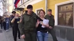 Участницу акции "Надоел" арестовали на 10 суток