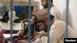 زندانیان مصروف لباس دوختن هستند