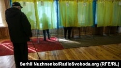 За даними голови Харківської територіальної комісії, на дільницях отримали бюлетені 288 336 людей (фото ілюстраційне)