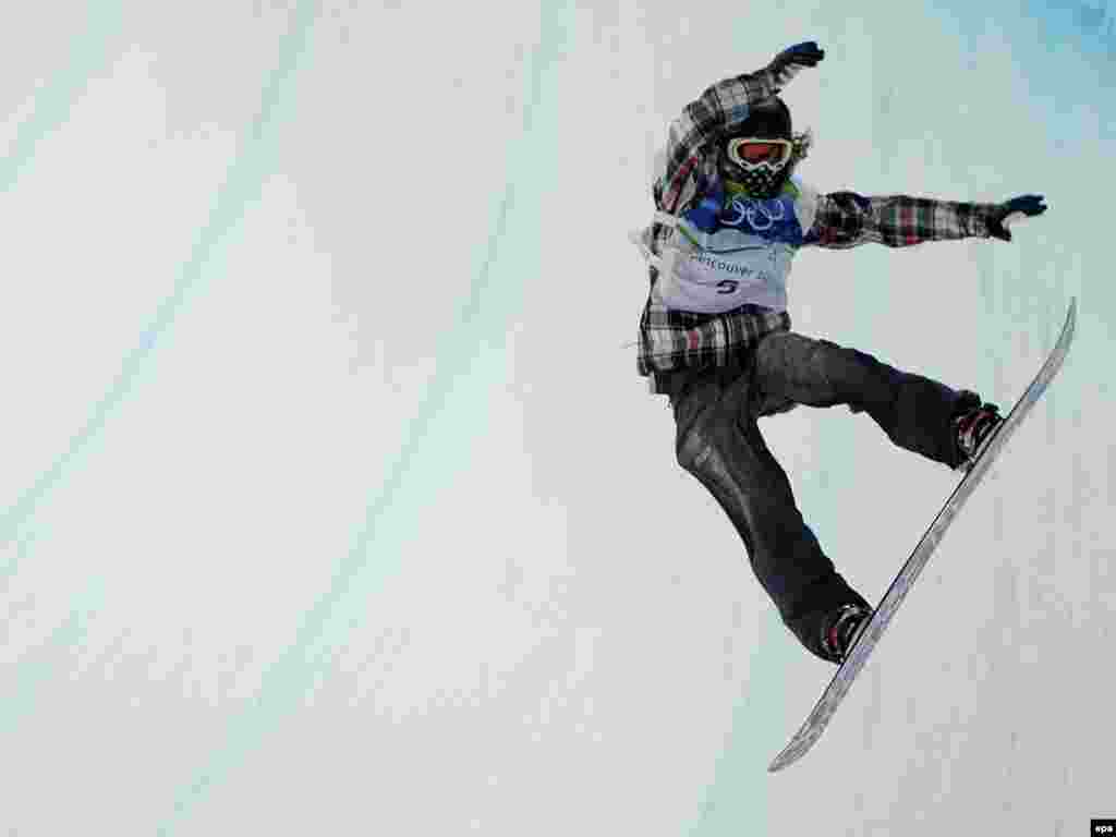 مسابقات نمایشی اسنوبورد - Caption: epa02038978 Shaun White of the USA completes his run in the Men's Halfpipe Snowboard competition at the 2010 Vancouver Winter Olympic Games, Vancouver, Canada, 17 February 2010. EPA/ANDREW GOMBERT 