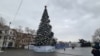 Головна міська новорічна ялинка Севастополя, встановлена до зустрічі Нового 2026–го року на площі Нахімова