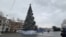 Главная городская новогодняя елка Севастополя, установленная к встрече Нового 2026-го года на площади Нахимова