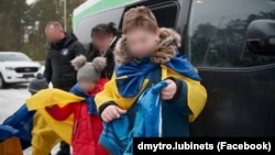 Ukrajinska deca se vraćaju kući u februaru nakon što su bila odvedena u Rusiji.