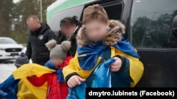 Українські діти повертаються додому в лютому після того, як їх утримували в Росії