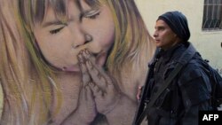 یک افسر نیروی ویژه پلیس در حال نگهبانی در نواهلندا