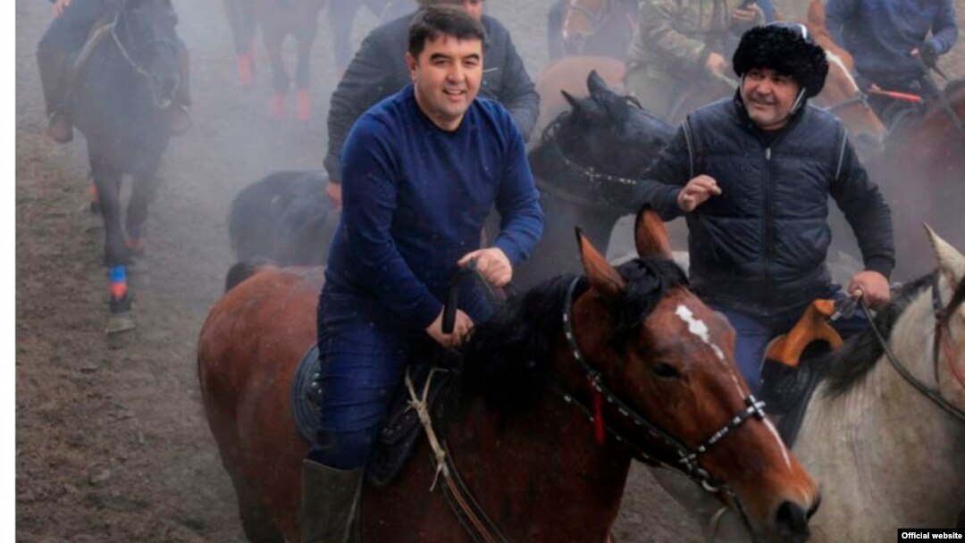Наманган вилоят ҳокими улоқда биринчи ўринни олди. "Кун уз" фотоси.