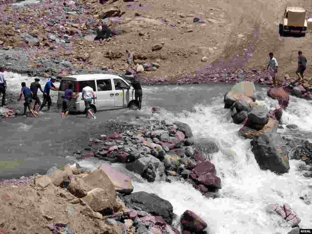 Гузаргоҳ - Tajik - Tavildara, people are trying to pass the car to other side of a small river - 16Jul2009