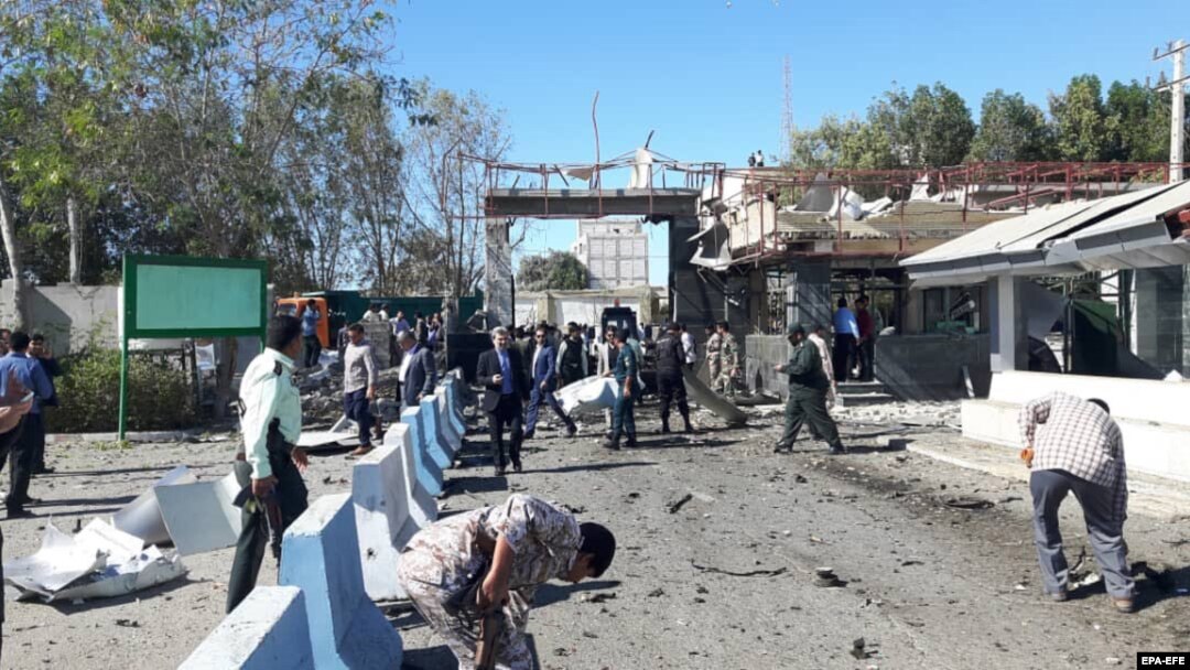 نمایی از محل انفجار در مقابل ورودی مقر ستاد نیروی انتظامی شهرستان چابهار 