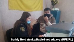 Співробітниця поліції в приміщенні територіальної виборчої комісії, Слов'янськ, Донецька область, 22 листопада 2020 року