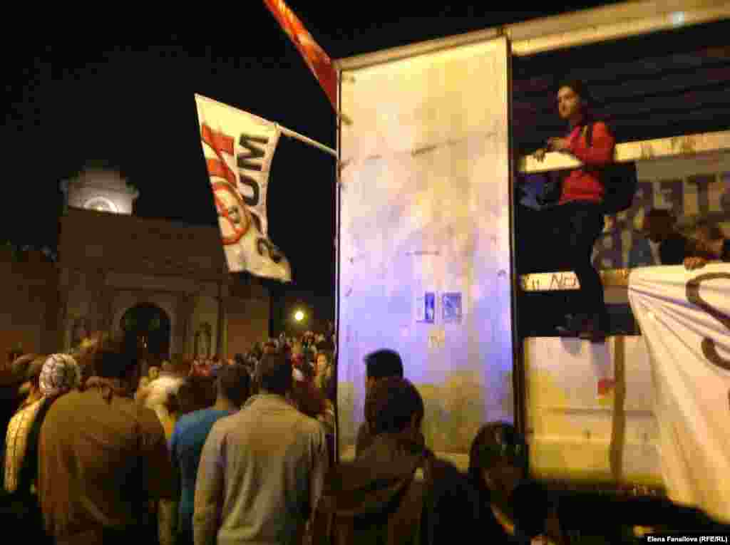 Из этого фургона скандировали антиправительственные лозунги, оповещали о еде, принесенной жителями "оккупированных" домов, транслировали музыку