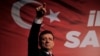 Թուրքիա - Ստամբուլի քաղաքապետ Էքրեմ Իմամօղլուն իր կողմնակիցների բողոքի ցույցի ժամանակ, 16-ը դեկտեմբերի, 2022թ.