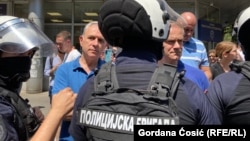 Opozicioni lider Zdravko Ponoš (lijevo) ispred policijskog kordona tokom protesta u Beogradu 4. jula 2025. 