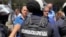 Opozicioni lider Zdravko Ponoš (lijevo) ispred policijskog kordona tokom protesta u Beogradu 4. jula 2025. 