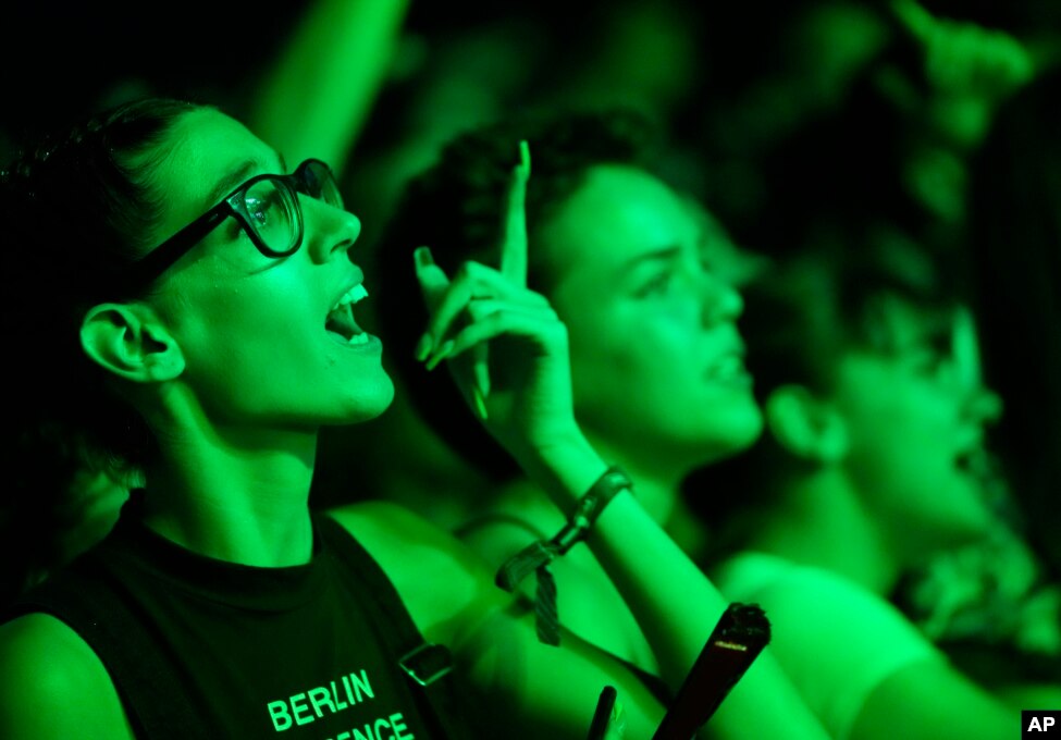 Vizitorët e festivalit muzikor Exit kërcejnë në njërën nga skenat në Novi Sad, Serbi, më 8 korrik 2021.